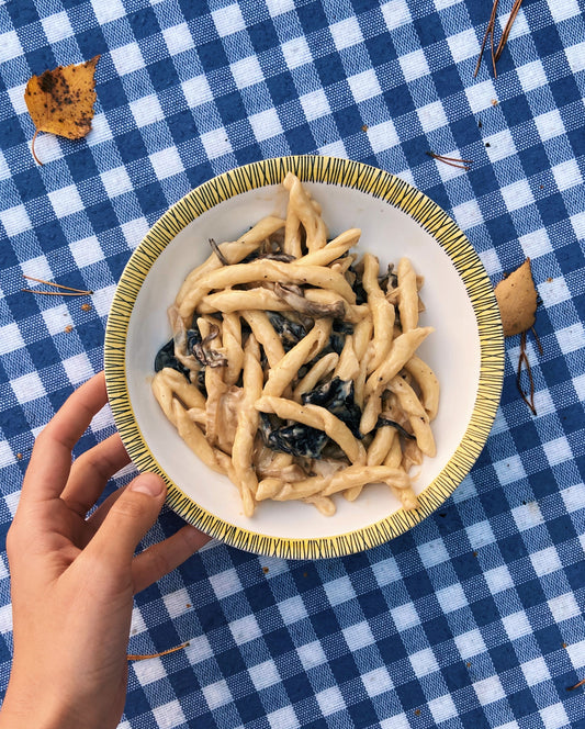 Kremet pasta av svart trompetsopp